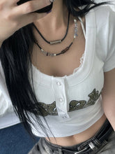 Camiseta con botones y estampado de letras